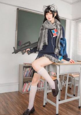 皇上捏住宫女的巨峰
